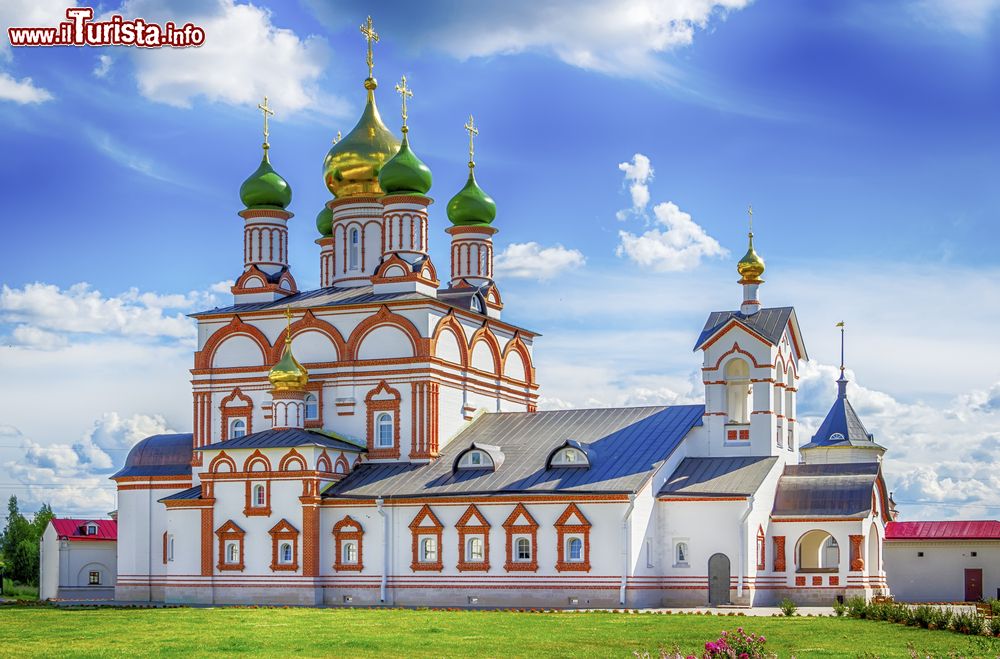 Immagine Il monastero di St. Sergius di Radonezh a Rostov-on-Don, Russia. A spiccare sono le sue belle cupole verdi.