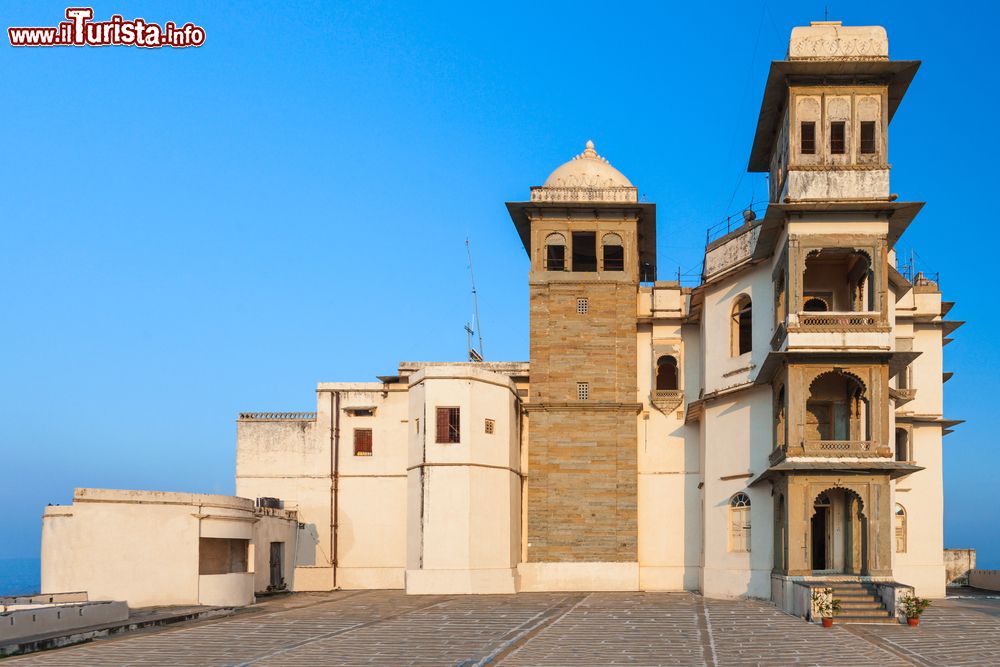 Immagine Il Monsoon Palace (Sajjan Garh Palace) a Udaipur, Rajasthan, India. Costruita nel 1884, è una residenza reale situata in cima a una collina con vista sul lago Fateh Sagar.