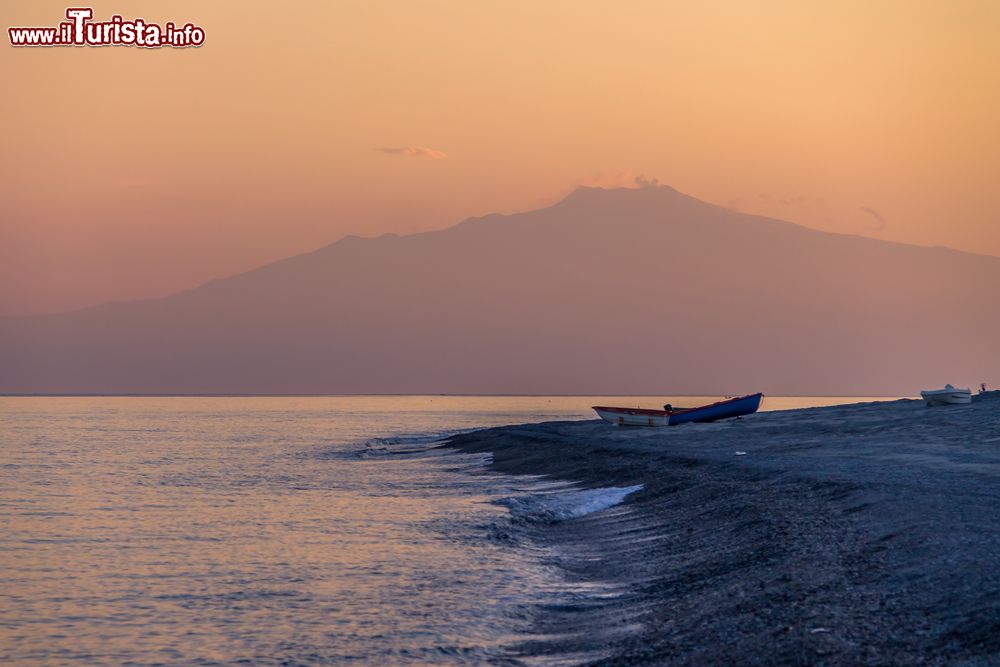 Immagine Il Monte  Etna fotografato dalla spiaggia di Bova Marina in Calabria