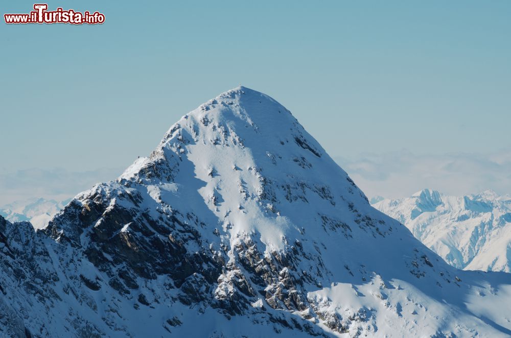 Immagine Il monte Corno Stella a Foppolo, Alpi bergamasche, innevato. Si trova in Val Brembana e raggiunge i 2620 metri di altezza.