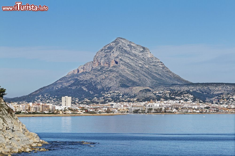 Immagine Il monte Montgo e la cittadina di Javea, Spagna. Si trova in provincia di Alicante e raggiunge i 753 metri di altezza.