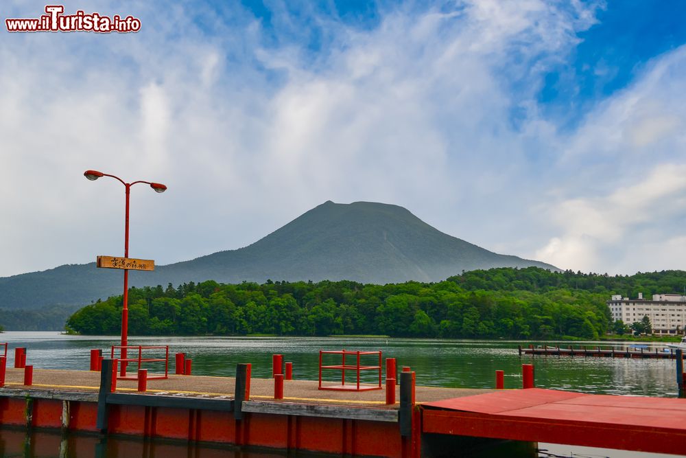 Immagine Il monte Oakan visto dal lago Akan, Kushiro, Giappone. La sommità del monte raggiunge i 1370 metri di altezza; il cono vulcanico ha un diametro di circa 8 chilometri.