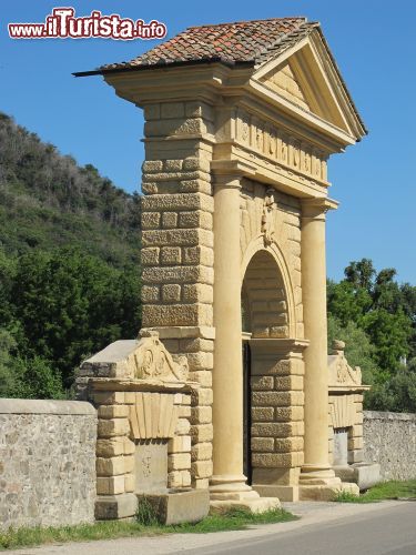 Immagine Il monumentale ingresso di Villa dei Vescovi a Luvigliano (Torreglia). I portali e la recinzione di questa famosa villa veneta, oggi proprietà del FAI, si devono ad Andrea da Valle, architetto del 16° secolo  - © cristalvi / Shutterstock.com