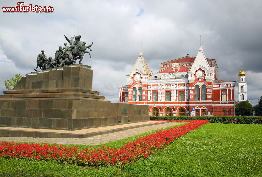 Immagine Il monumento a Chapaev e il Teatro Drammatico a Samara, Russia. Inaugurata nel 1932 in occasione dei 15 anni dalla Rivoluzione d'Ottobre, questa scultura è opera di M. Manizer. Chapaev è stato un valoroso soldato e combattente russo dell'Armata Rossa durante la guerra  civile. Sul piedistallo è stata incisa una frase di Lenin ch esorta a difendere la propria patria.