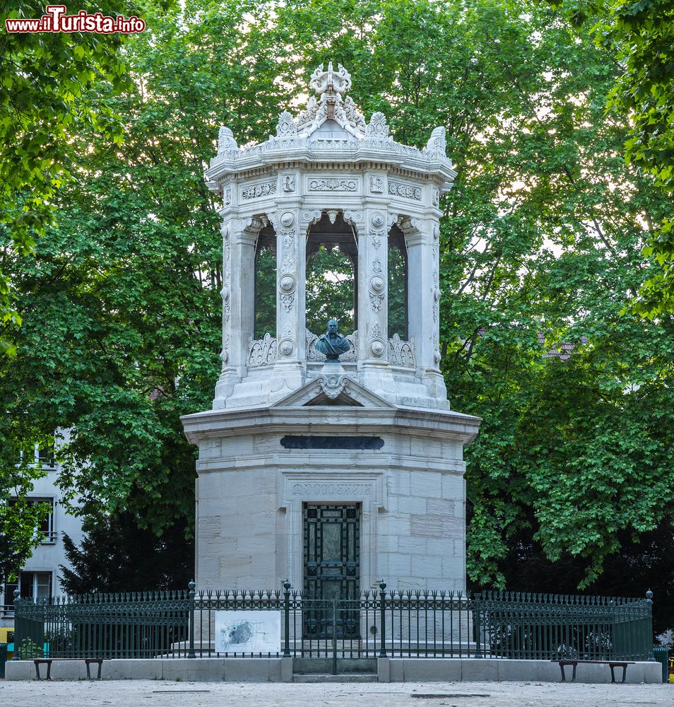 Immagine Il monumento a Henri Darcy nell'omonimo parco di Digione, Francia. Ingegnere francese, fu rinomato costruttore di ponti e altre strutture urbanistiche.