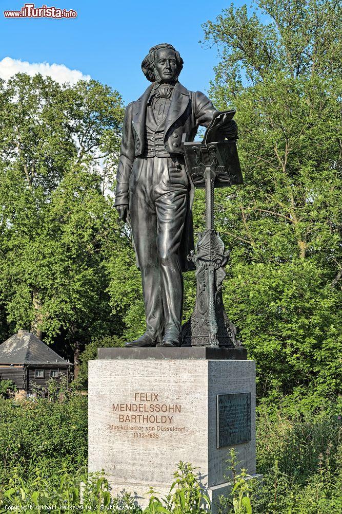 Immagine Il monumento a Mendelssohn a Dusseldorf, Germania. La scultura originale di Clemens Buscher fu inaugurata nel 1901 e tolta dai nazisti nel 1936. Solo nel Settembre 2012 è stata ricollocata al suo posto - © Mikhail Markovskiy / Shutterstock.com