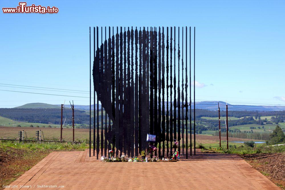 Immagine Il monumento a Nelson Mandela a Howick (KwaZulu-Natal), sul luogo dove venne arrestato nel 1962 in Sudafrica - © lcswart / Shutterstock.com