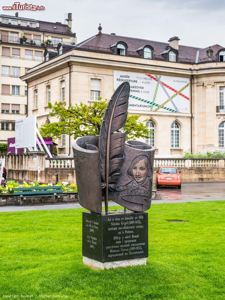Immagine Il monumento a Nikolai Gogol, scrittore ucraino, nel centro di Vevey, Svizzera. Inaugurato ufficialmente nel 2009, è opera dello scultore Anatolii Valiev - © byvalet / Shutterstock.com
