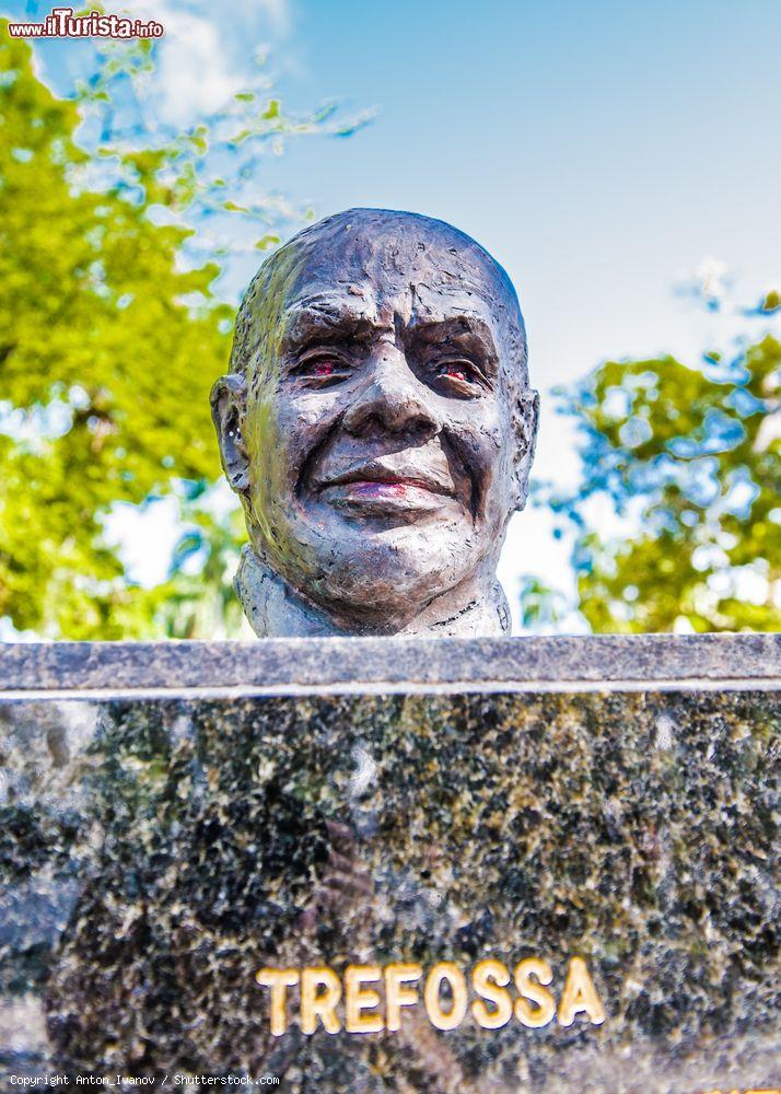 Immagine Il monumento a Trefossa nel centro di Paramaribo, Suriname (America). Pseudonimo di Henri Frans de Ziel, Trefossa è stato un poeta neo-romantico surinamese - © Anton_Ivanov / Shutterstock.com