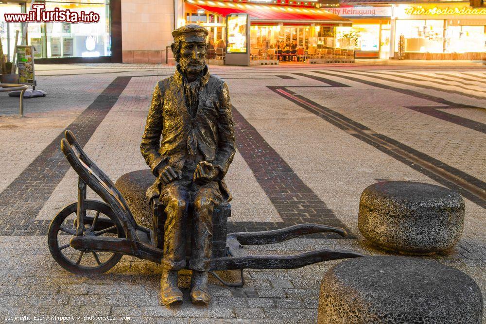 Immagine Il monumento a Zuckerfritz a Wuppertal al tramonto, Germania - © Elena Klippert / Shutterstock.com