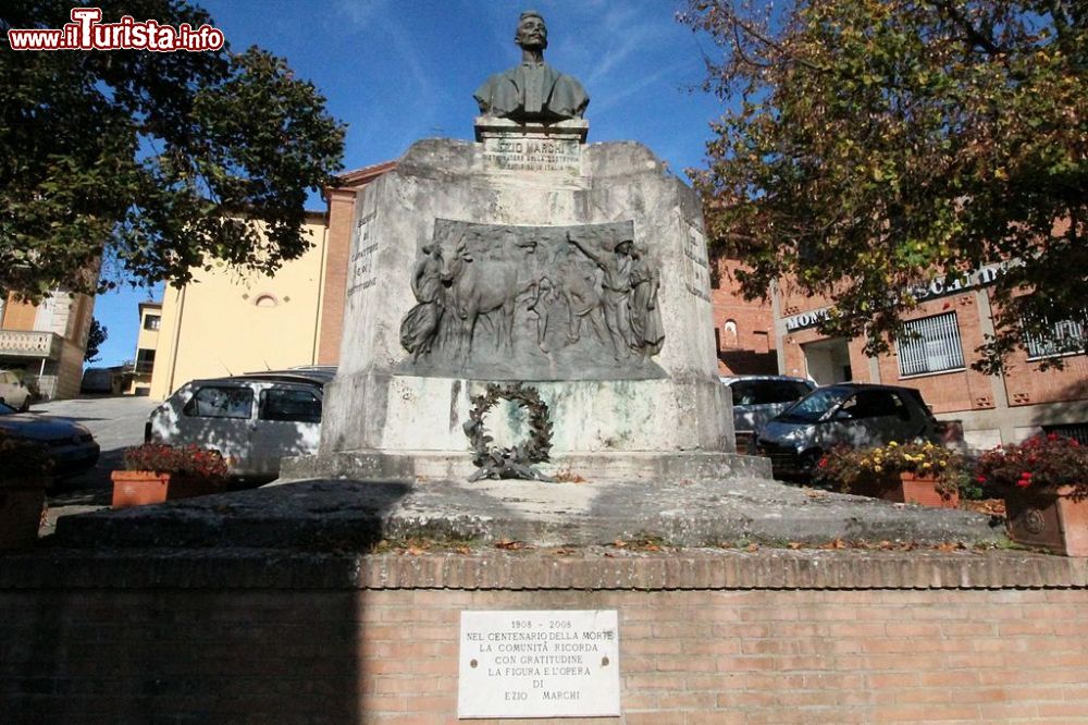 Immagine Il Monumento ad Ezio Marchi a Bettolle di Sinalunga, Siena  - © LigaDue, CC BY-SA 4.0, Wikipedia