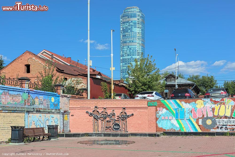 Immagine Il monumento ai Beatles a Ekaterinburg, Russia. L'opera di Vadim Okladnikov è stata inaugurata nel Maggio 2009 e rappresenta il primo monumento della Russia dedicato a questo storico gruppo musicale - © Mikhail Markovskiy / Shutterstock.com