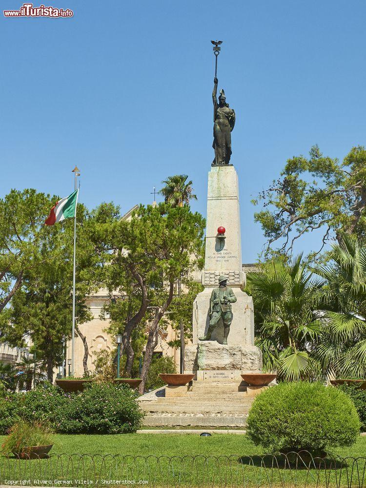 Immagine Il Monumento ai Caduti delle Guerre a Galatina, Puglia. Sullo sfondo la bandiera italiana in piazza Dante Alighieri - © Alvaro German Vilela / Shutterstock.com