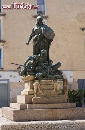 Immagine Il Monumento ai Caduti di Altamura nella Grande Guerra, Puglia. Opera di Arnaldo Zocchi, questo gruppo scultoreo si trova in piazza Zanardelli. E' formato da un basamento marmoreo su cui è collocata una colonna spezzata sulla sommità ad indicare l'avvento della guerra; la vittoria alata con fiaccola in mano completa questa statua sul cui retro vi è la dedica ai caduti - © Mi.Ti. / Shutterstock.com