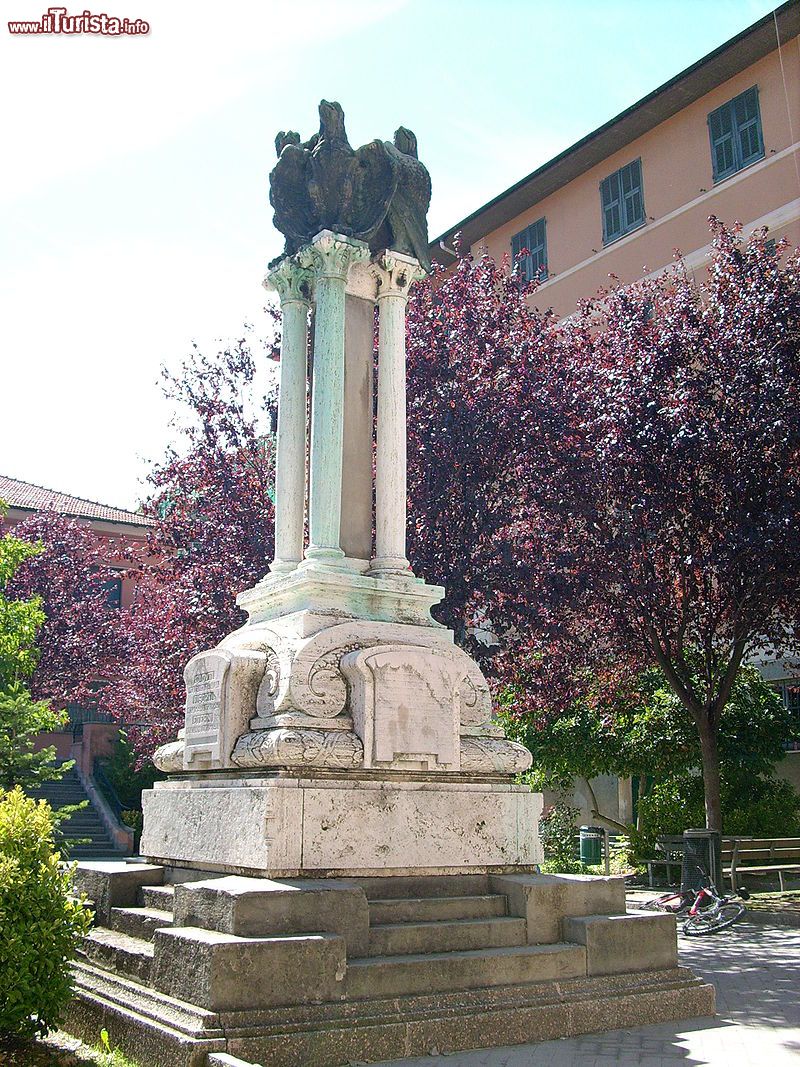 Immagine Il Monumento ai Caduti di Isola del Cantone, provincia di Genova - © Davide Papalini, CC BY 2.5, Wikipedia