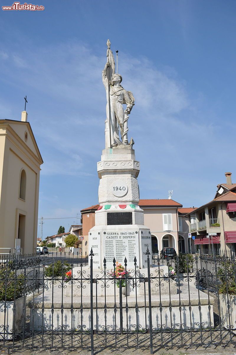 Immagine Il Monumento ai Caduti nel centro di Goro, Ferrara, Emilia-Romagna.