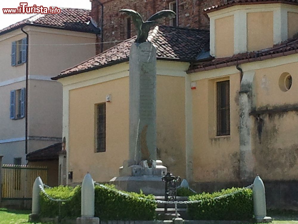 Immagine Il Monumento ai Caduti in centro a Muzzano in Piemonte - © Twice25, CC BY-SA 3.0, Wikipedia