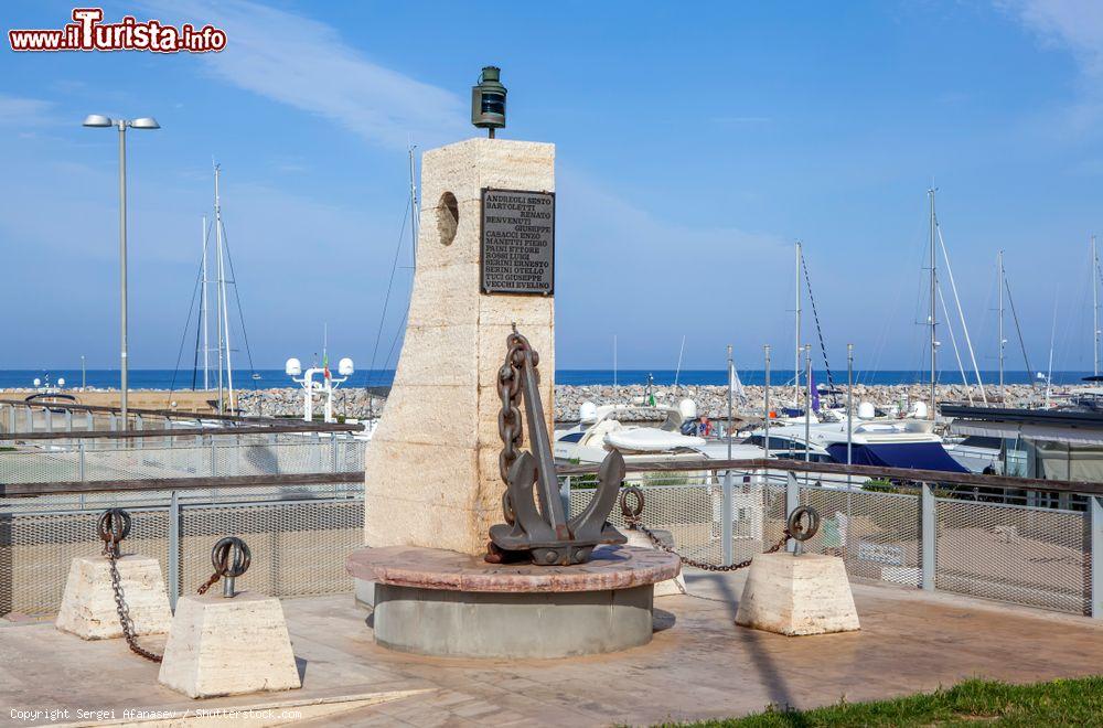 Immagine Il Monumento ai Caduti in Mare a San Vincenzo, Toscana - © Sergei Afanasev / Shutterstock.com