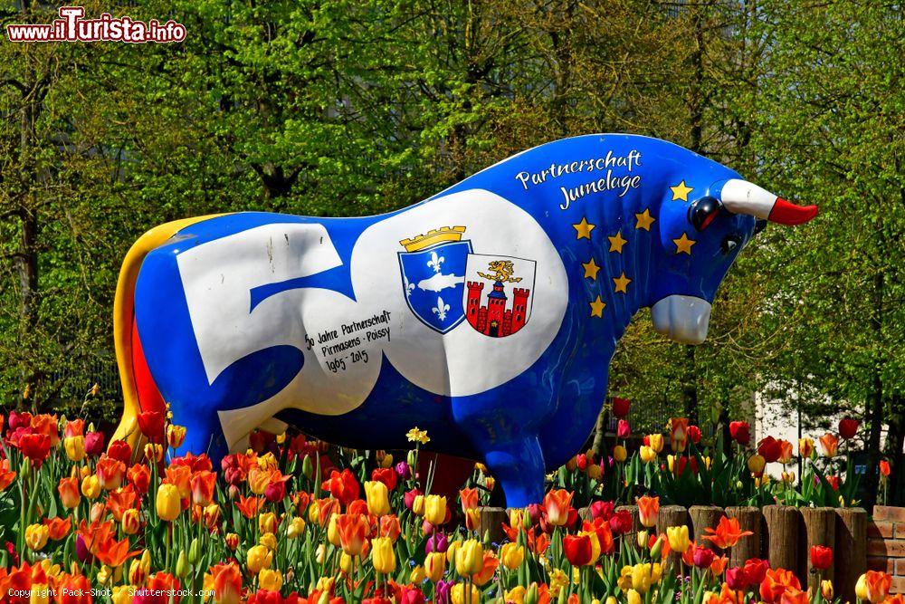 Immagine Il monumento al gemellaggio fra Poissy e Pirmasens, Francia - © Pack-Shot / Shutterstock.com