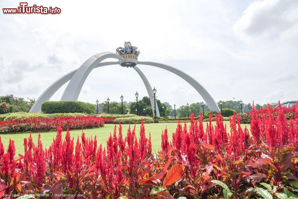 Immagine Il monumento alla corona del sultanato nella città di Johor Bahru, Malesia - © I AM CONTRIBUTOR / Shutterstock.com