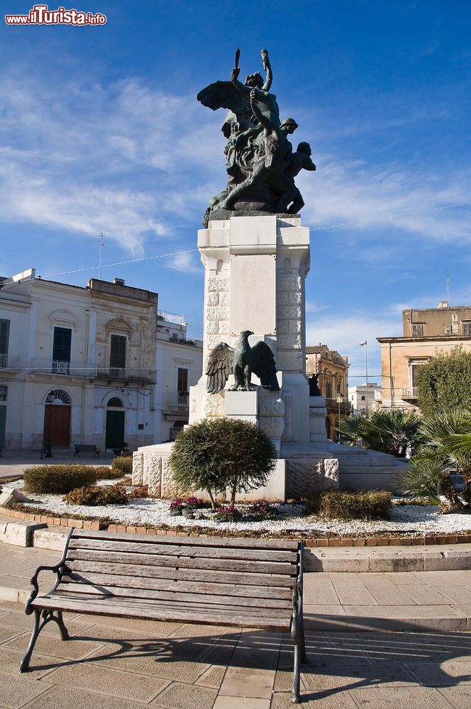 Immagine Il monumento alla guerra di Rutigliano, Puglia. Questo memoriale dedicato ai caduti del primo conflitto mondiale venne realizzato in pietra e bronzo da Vitantonio De Bellis. Sorge in piazza XX Settembre.