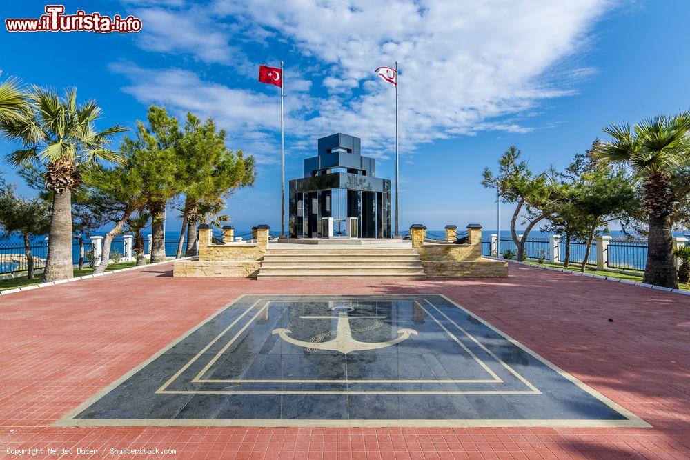 Immagine Il monumento alla marina turca sul lungomare di Kyrenia, Cipro - © Nejdet Duzen / Shutterstock.com