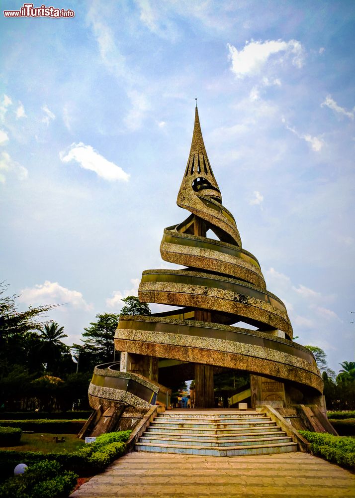 Immagine Il Monumento alla Riunificazione di Yaoundé, Camerun. Venne costruito nel 1970 per celebrare la riunificazione delle due parti del Camerun, quella francese e quella britannica, avvenuta nel 1961.