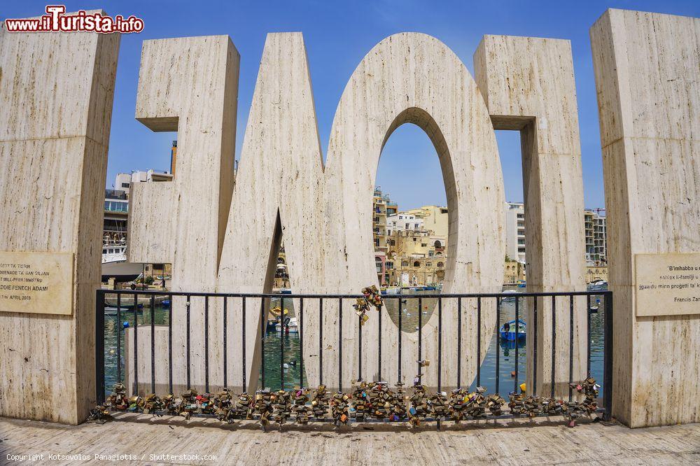 Immagine Il monumento all'amore a Saint Julians nei pressi della città di Sliema, Malta. Come da moderna tradizione, gli innamorati hanno appeso centinaia di lucchetti a quest'opera d'arte - © Kotsovolos Panagiotis / Shutterstock.com