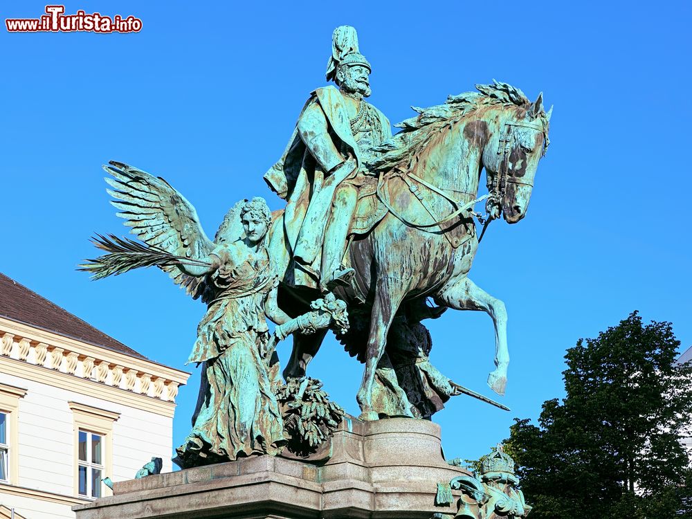 Immagine Il monumento all'imperatore Guglielmo a Dusseldorf, Germania. La scultura, opera dello scultore tedesco Karl Janssen, venne inaugurata nel 1896.