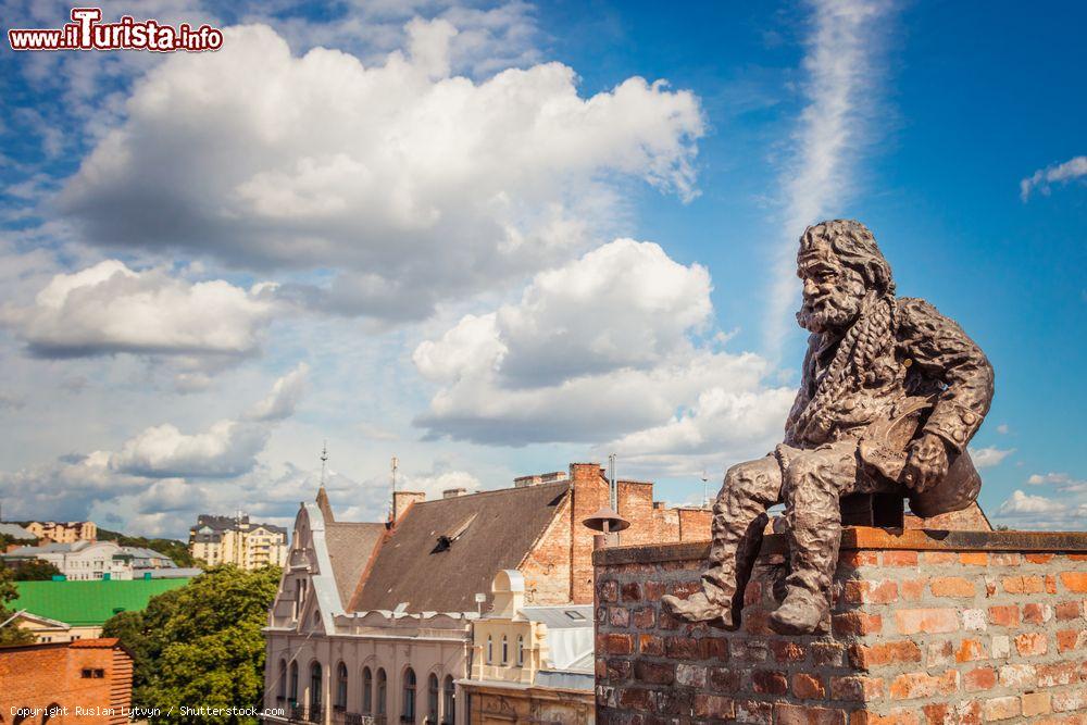 Immagine Il monumento allo spazzacamino a Lviv, Ucraina. E' una delle più singolari sculture che si possano ammirare nella città di Lviv ma bisogna alzare lo sguardo verso l'alto: la statua in bronzo di uno spazzacamino siede infatti sul tetto di una casa - © Ruslan Lytvyn / Shutterstock.com