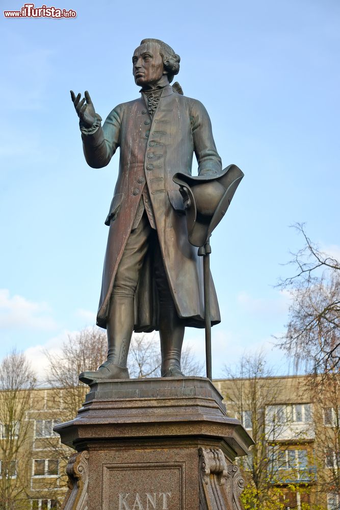 Immagine Il monumento dedicato a Immanuel Kant a Kaliningrad, Russia. Questa località ha dato i natali al grande filosofo tedesco scomparso nel 1804 e sepolto nella tomba mausoleo situata in prossimità della cattedrale cittadina in stile baltico.