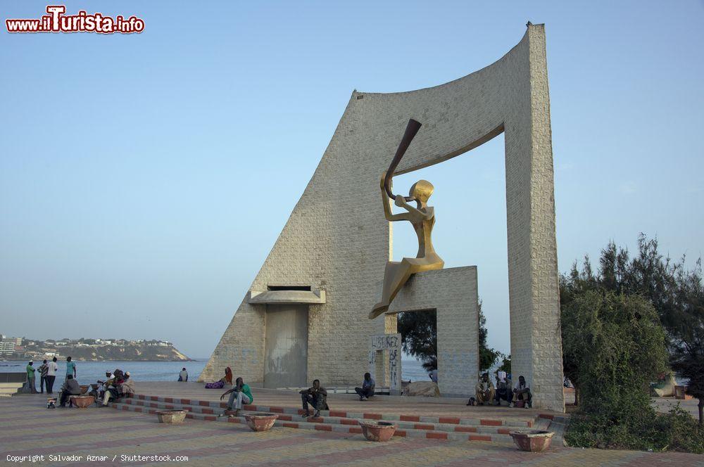 Immagine Il monumento del Rinascimento Africano a Dakar, Senegal. Questa imponente opera scultorea sorge sul lungomare della città - © Salvador Aznar / Shutterstock.com