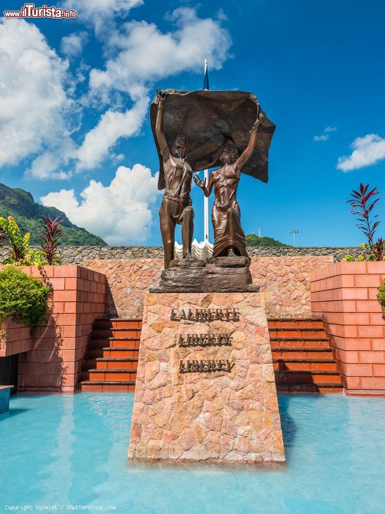 Immagine Il Monumento della Libertà a Victoria, Mahé, Seychelles. Disegnato e scolpito dallo scultore Tom Bowers, celebra l'indipendenza dalla Gran Bretagna avvenuta nel 1976 - © byvalet / Shutterstock.com