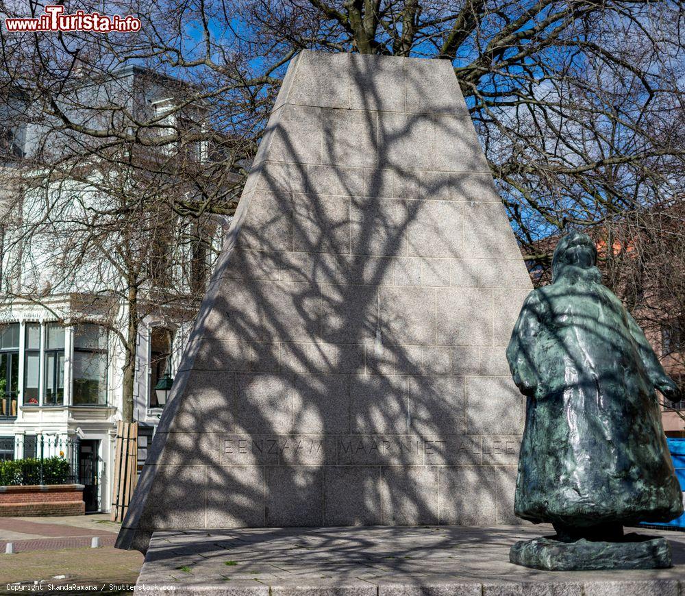 Immagine Il monumento "eenzaam marniet allee" nella città di Den Haag, Olanda - © SkandaRamana / Shutterstock.com