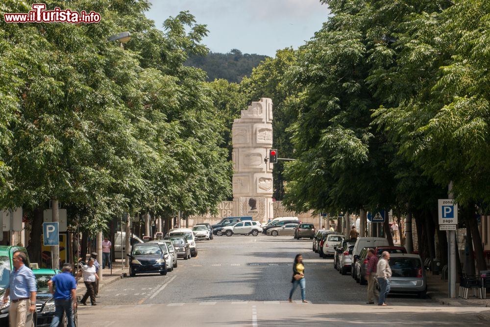 Immagine Il monumento eretto in memoria di Duarte Pacheco a Loulé, Portogallo. Statista e ingegnere portoghese, nacque il 19 aprile 1900 nella cittadina di Loulé.