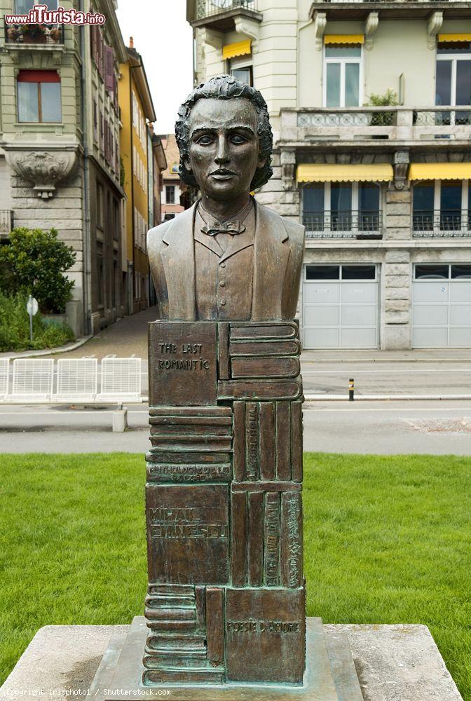 Immagine Il monumento in bronzo al poeta rumeno Mihai Eminescu a Vevey, Svizzera. E' stato collocato nel 2000 sulla "passeggiata della gloria" con il supporto dell'ambasciata della Romania a Vevey - © irisphoto1 / Shutterstock.com