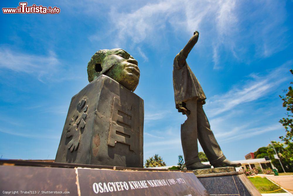 Immagine Il monumento in onore del presidente Kwame Nkrumah a Accra, Ghana. Sorge nei pressi del mausoleo a lui dedicato e rivestito interamente di marmo italiano con una stella nera all'apice per simboleggiare l'unità  - © Truba7113 / Shutterstock.com