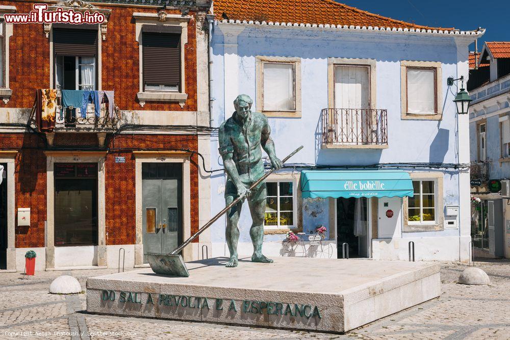 Immagine Il monumento in piazza Largo Salineiro a Alcochete, Portogallo. Inaugurata nel dicembre 1985, questa statua in bronzo si trova nel centro storico della città - © Nessa Gnatoush / Shutterstock.com