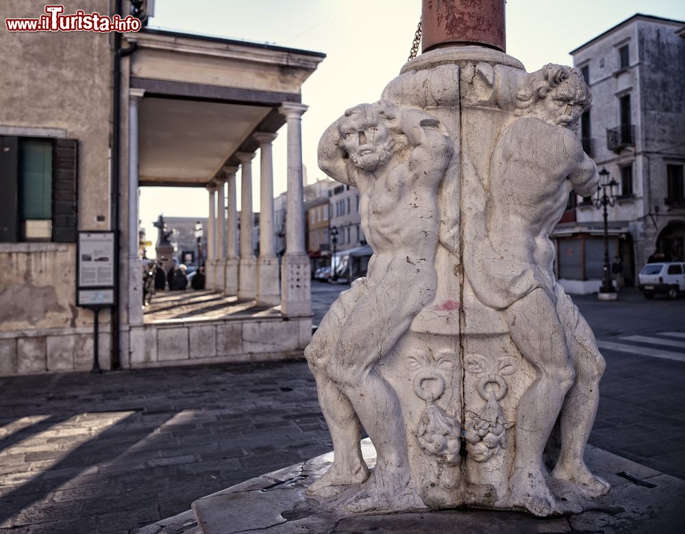 Immagine Il monumento Stendardo a Chioggia, Veneto, Italia. Questo complesso marmoreo sorge in Piazzetta XX Settembre e sostiene il pennone dove sventola il tricolore nei giorni di festa: rappresenta la storia di Chioggia degli ultimi 300 anni.