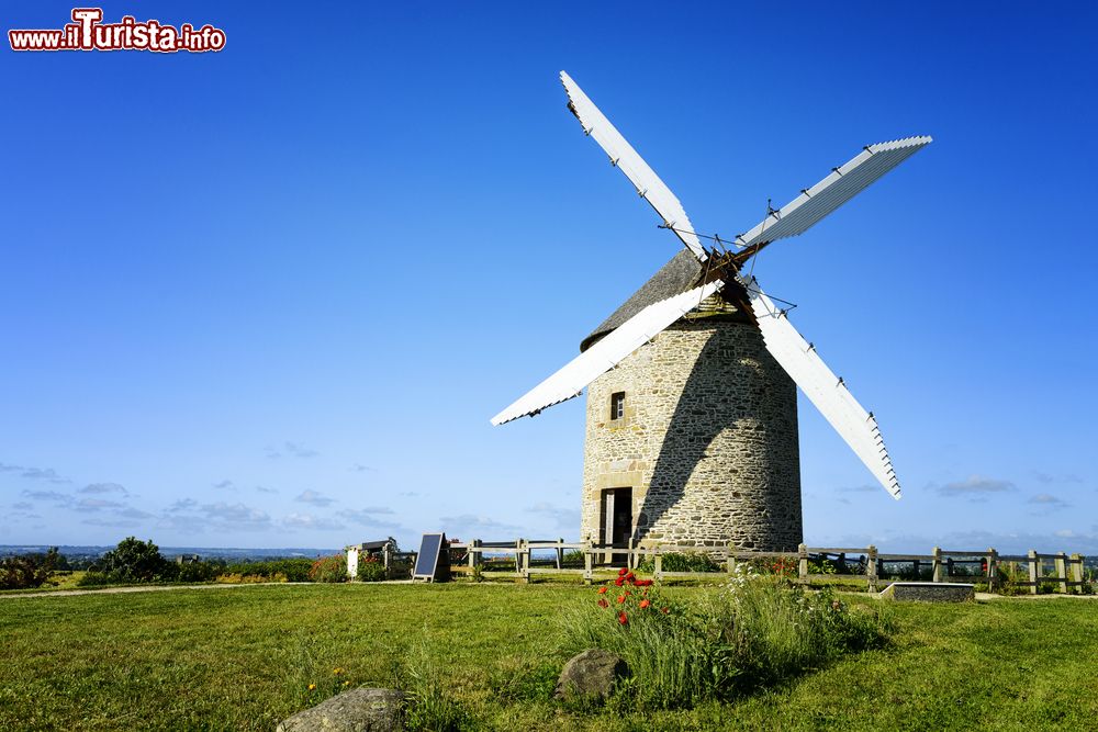 Immagine Il mulino a vento Moidrey a Pontorson, Francia. Sorge su una collina alta 44 metri sul livello del mare e ogni anno macina tonnellata e tonnellate di grano saraceno e segale per produrre farina venduta agli artigiani e ai visitatori.