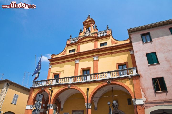 Immagine Il muncipio di Cento, la cittadina dell'emilia al confine delle provincie di Modena, Bologna e Ferrara - © Mi.Ti. / Shutterstock.com