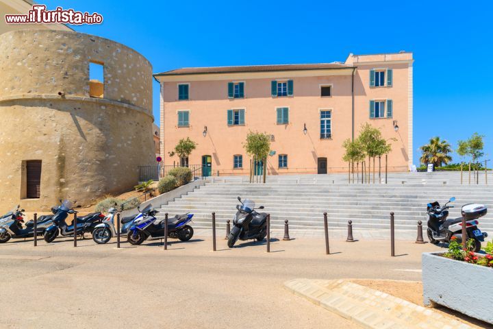 Immagine Il Municipio de L'Ile Rousse in Corsica  - © Pawel Kazmierczak / Shutterstock.com