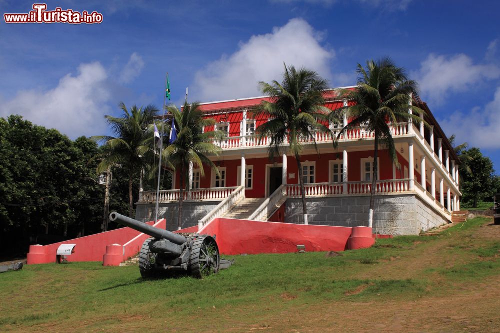 Immagine Il Municipio della riserva naturale di Fernando de Noronha, Brasile. L'edificio è stato costruito in stile architettonico coloniale.