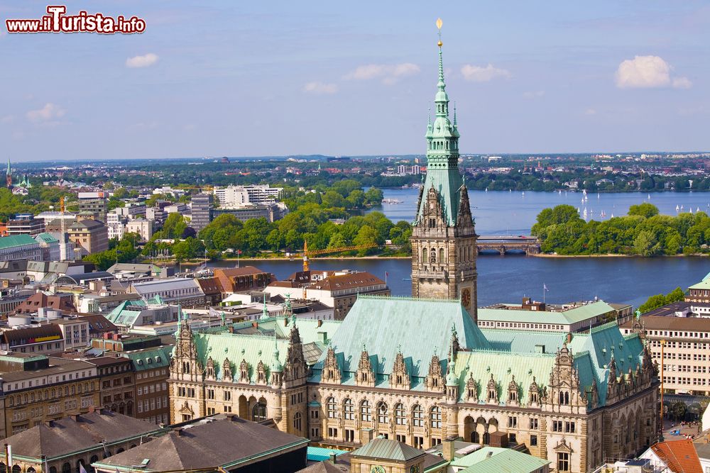 Immagine Il Municipio di Amburgo, Germania. E' situato nel centro storico cittadino e ogni anno accoglie mediamente 100 mila visitatori. Venne costruito fra il 1886 e il 1897 in stile neorinascimentale su progetto di un gruppo di architetti guidati da Martin Haller.