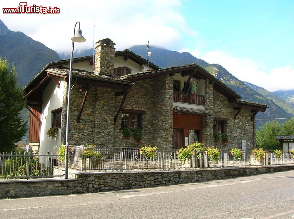 Immagine Il Municipio di Arnad in Valle d'Aosta - © Patafisik - CC BY-SA 3.0, Wikipedia