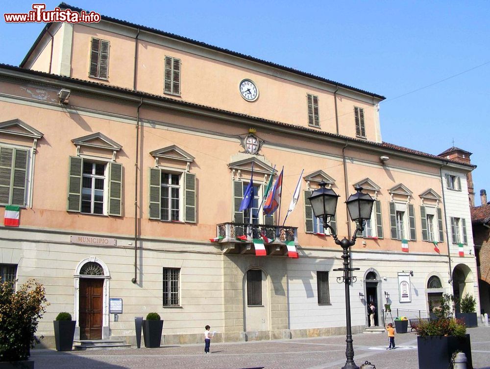 Immagine Il Municipio di Crescentino, Provincia di Vercelli (Piemonte) - © F Ceragioli - CC BY-SA 3.0, Wikipedia