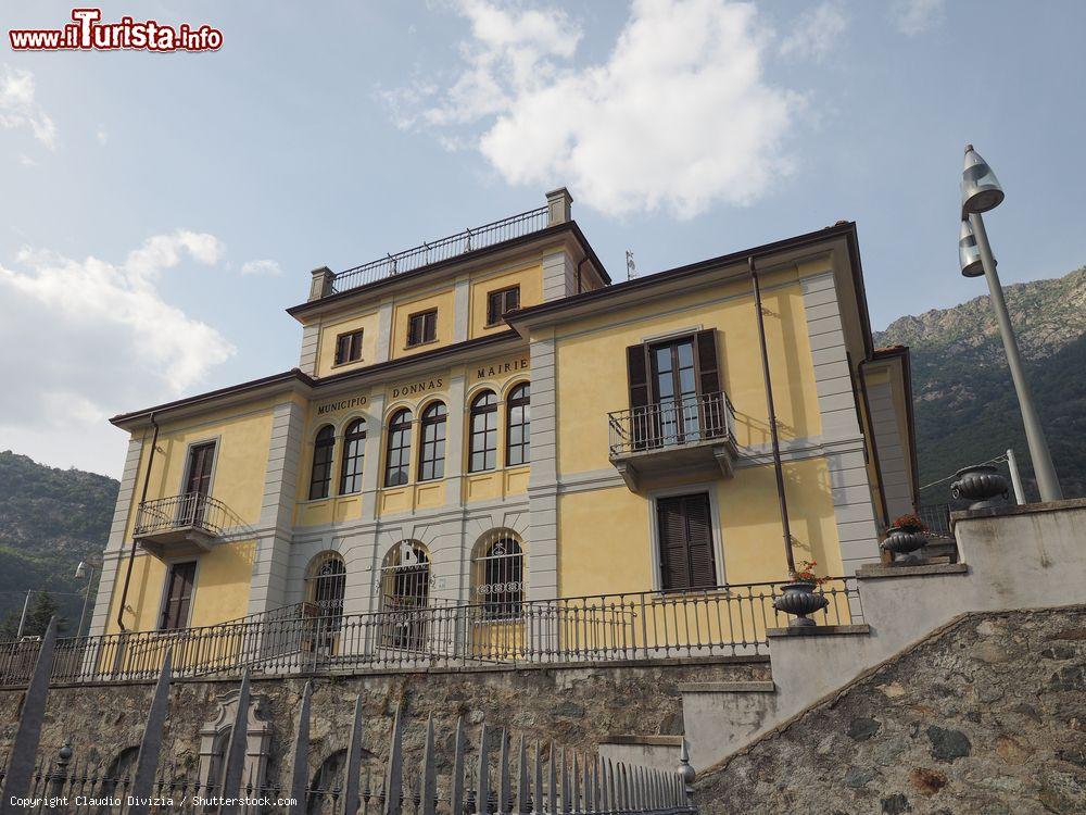 Immagine Il Municipio di Donnas, Valle d'Aosta - © Claudio Divizia / Shutterstock.com