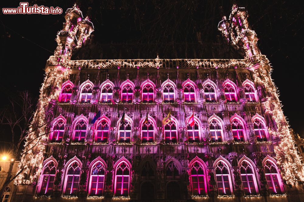 Immagine Il Municipio di Leuven illuminato durante il Natale, Belgio.