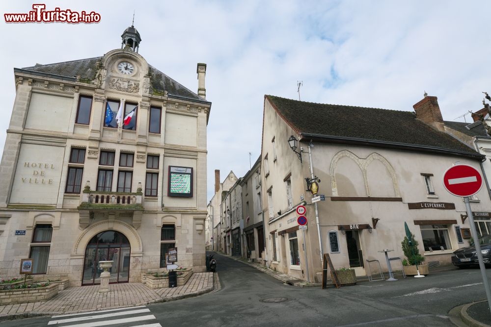 Immagine Il Municipio di Montrichard (Francia), località celebre per le rovine del suo castello dell'XI° secolo.