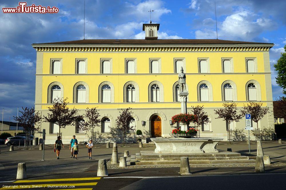 Immagine Il Municipio di Murten, Svizzera. La luminosa facciata del palazzo che ospita gli edifici governativi della città situata nella regione di Friburgo - © Valery Shanin / Shutterstock.com